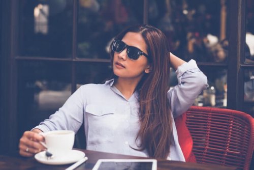 カフェでコーヒーを飲む女性