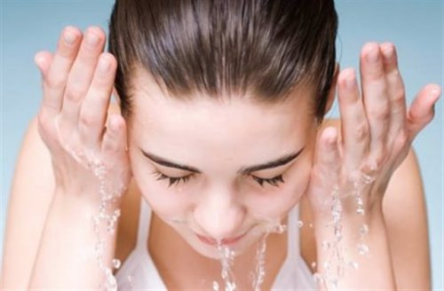 顔を洗っている女性