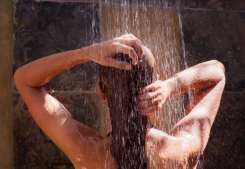 水で髪洗う女性